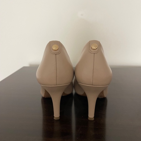 MICHAEL KORS ALINA CLASSIC TAN LEATHER PUMPS.   NEW    SIZE 8 - Picture 2 of 7